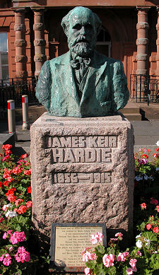 The Statue in Cumnock